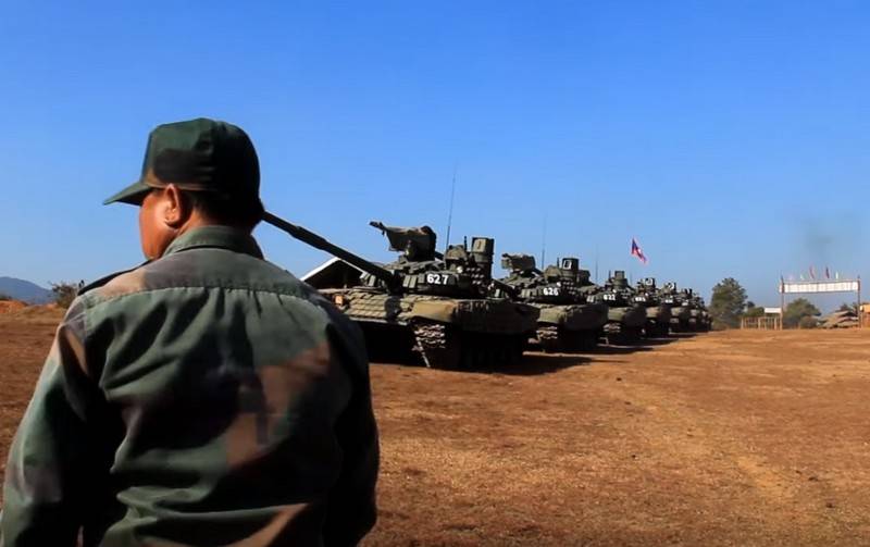 Россия передала Лаосу очередную партию танков Т-72Б1 и БРДМ-2М